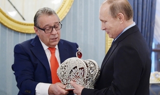 Путину подарили корону Российской империи